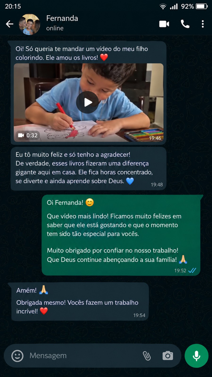 Conversa no WhatsApp: Fernanda envia vídeo do filho colorindo e diz que os livros fizeram uma diferença gigante em casa