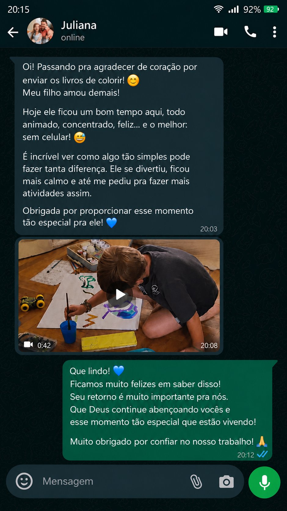 Conversa no WhatsApp: Juliana agradece, conta que o filho amou os livros de colorir, ficou concentrado e sem celular, e envia um vídeo dele